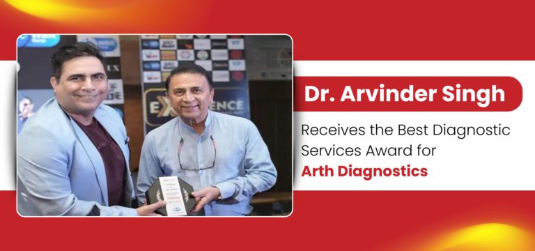 Dr Arvinder Singh receiving Best Diagnostic Services Award from Sunil Gavaskar on behalf of Arth Diagnostics.