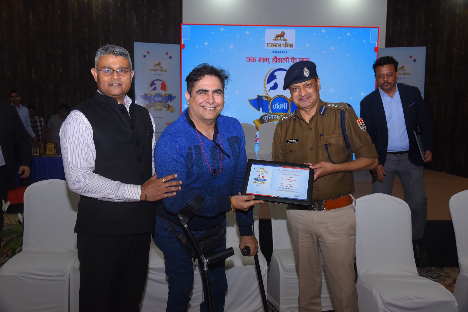 Dr Arvinder Singh presenting recognition to police officer during Rajasthan Patrika Jazba Police Samman 2025 event