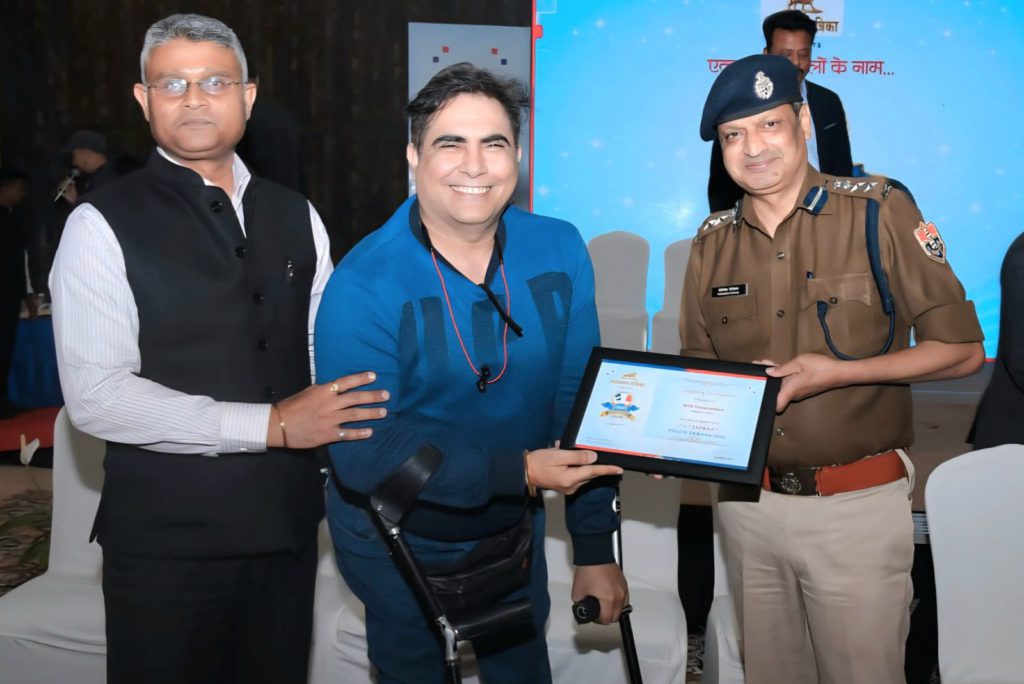 Dr Arvinder Singh receiving appreciation with police officer during Jazba Police Samman 2025 event