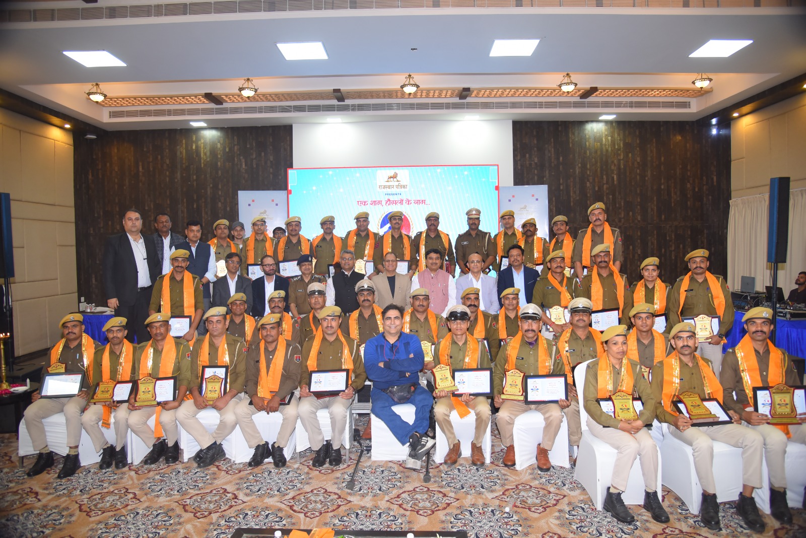 Dr Arvinder Singh Jazba Police Samman 2025 group photo with honored police officers in Udaipur ceremony