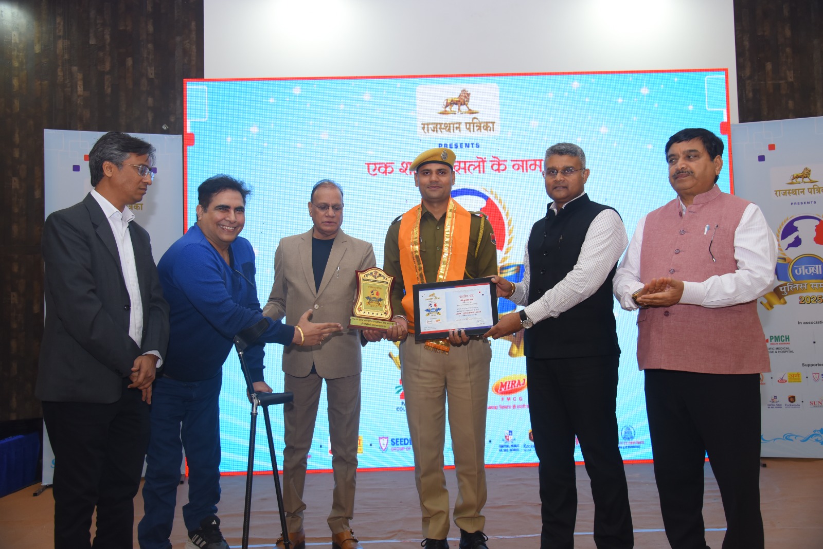 Dr Arvinder Singh Jazba Police Samman 2025 honoring police officer at Rajasthan Patrika event in Udaipur