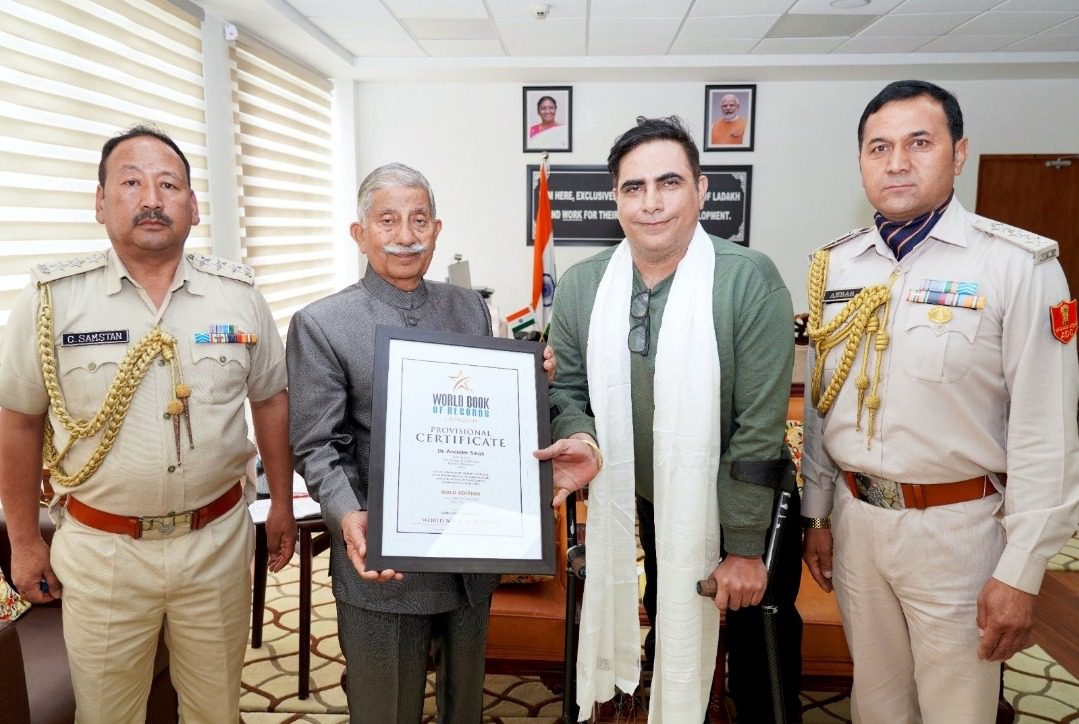 डॉ-अरविंदर-सिंह-पुलिस-के-साथ-
