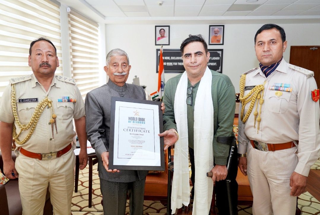 डॉ-अरविंदर-सिंह-पुलिस-के-साथ-